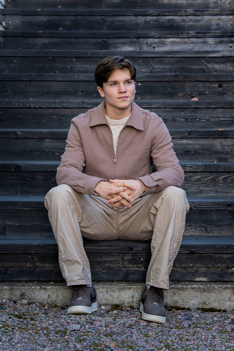 Jesper Granqvist sitter på en trätrappa.